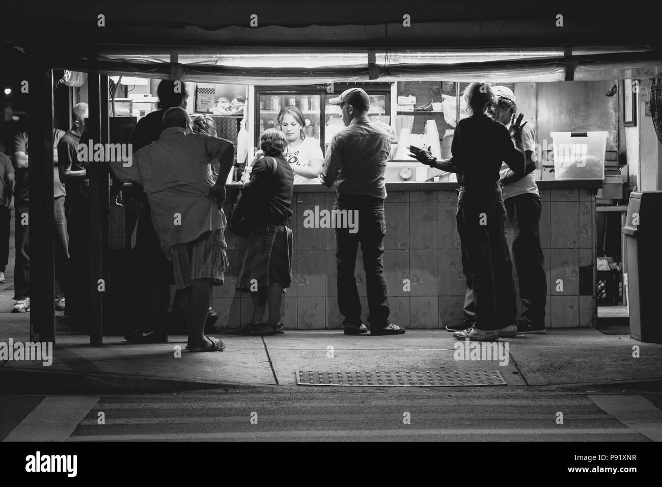 L'alimentation et un coin café cubain place dans le quartier de Little Havana Miami, dans la nuit. Banque D'Images