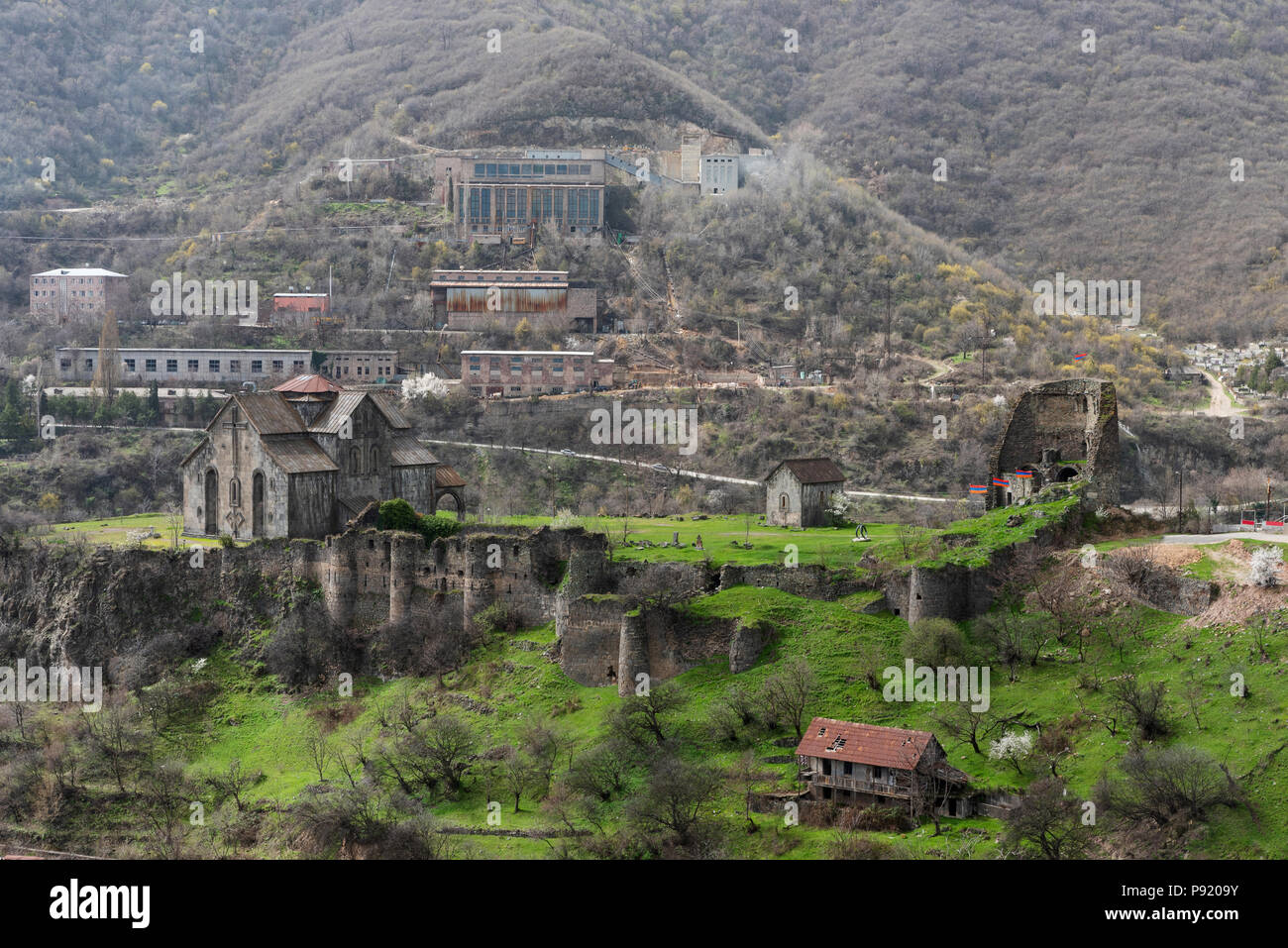 Vue sur la magnifique cathédrale de l'ancien monastère arménien Akhtala Banque D'Images