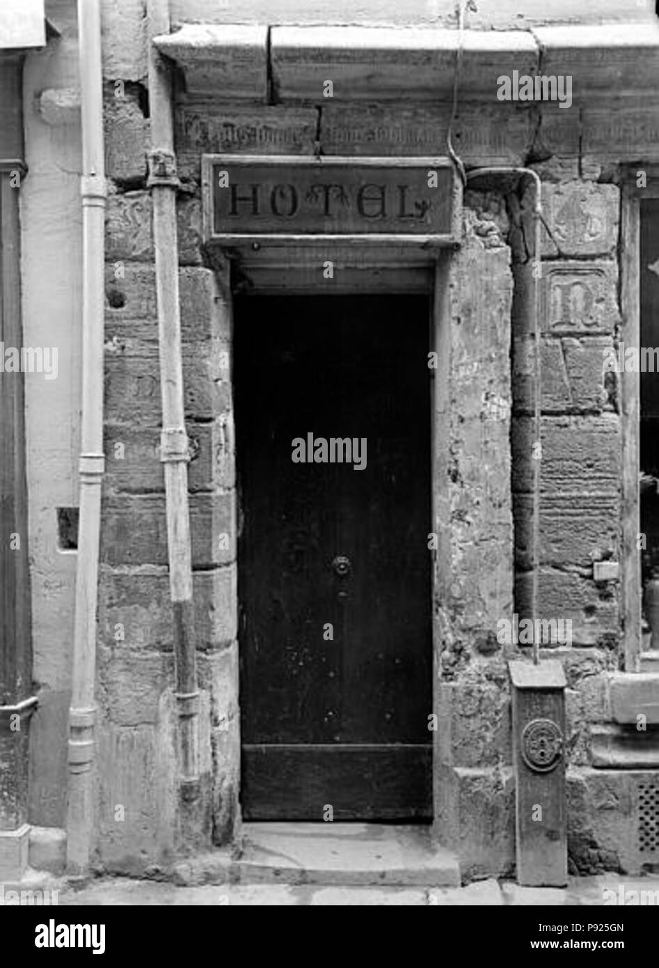 408 Maison dite de Nicolas Flamel - façade sur rue, porte, à gauche - Paris - Médiathèque de l'architecture et du patrimoine - APMH00015953 Banque D'Images