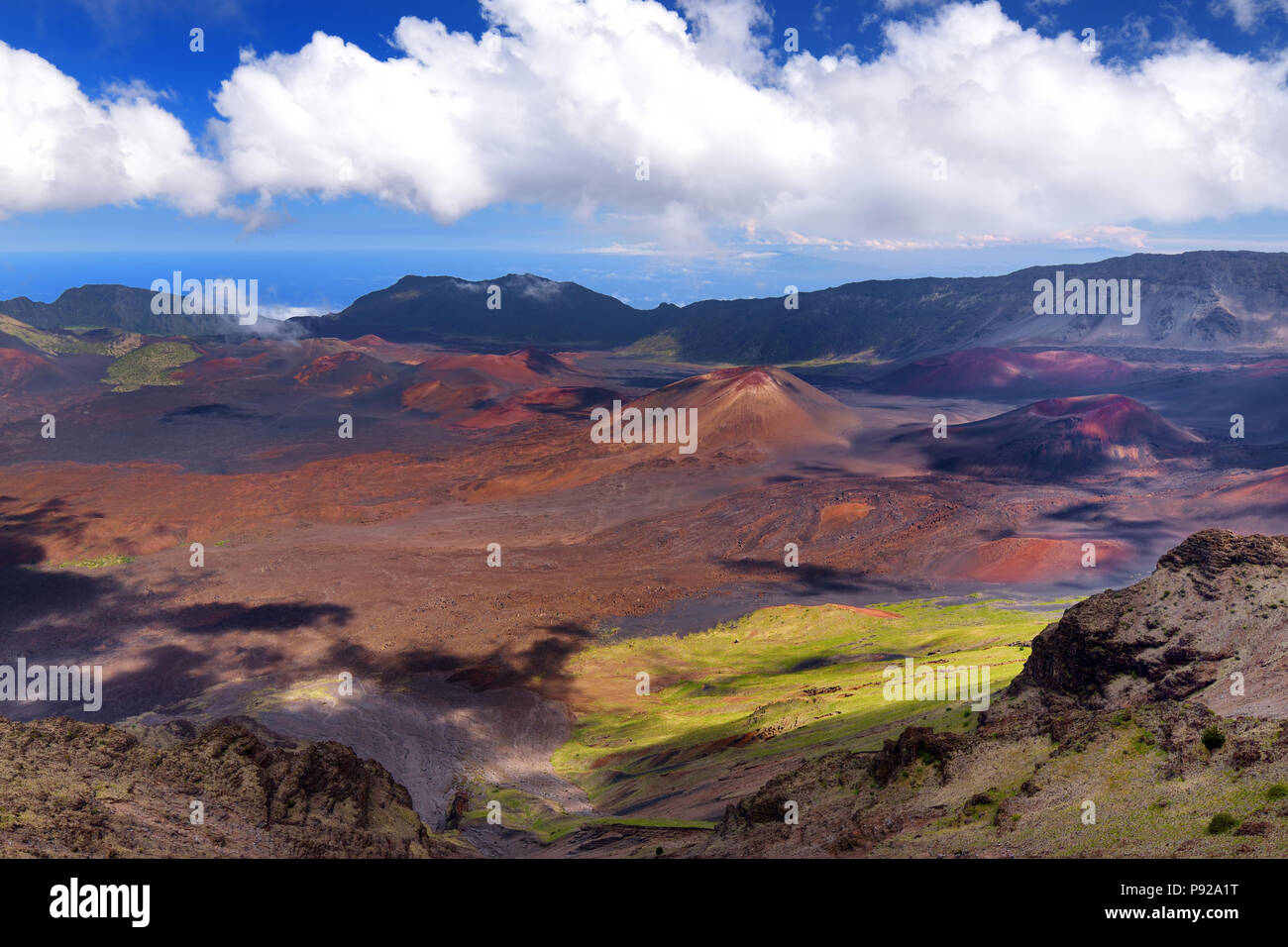 Paysage magnifique de volcan Haleakala Crater prises au sommet de l'Haleakala à Kalahaku donnent sur. Vue d'ensemble du cratère et les sentiers snak Banque D'Images