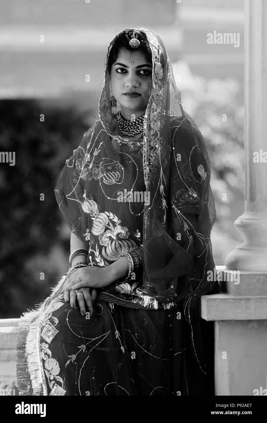 Mariée de Jaipur image avec l'or rouge brodé traditionnel SARI de mariage avant le mariage - RAJASTHAN, INDE Banque D'Images