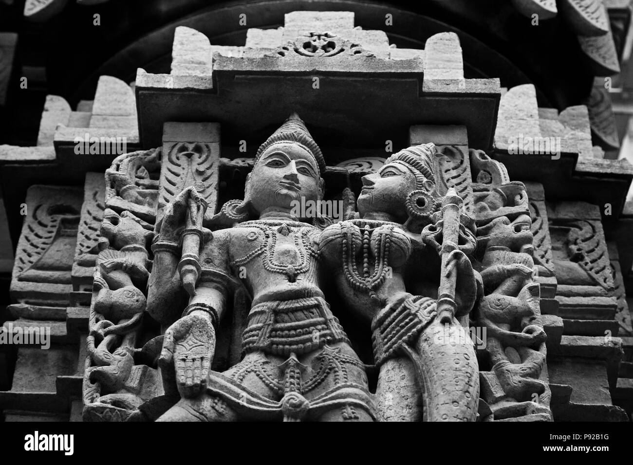 Statues de grès sculpté à la main d'un roi et de son épouse dans le CHANDRAPRABHU Jain temple intérieur FORT JAISALMER - RAJASTHAN, INDE Banque D'Images