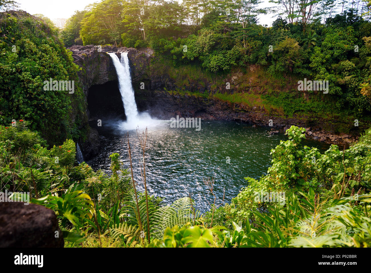 Majesitc Rainbow Falls Cascade à Hilo, Wailuku River State Park, New York. Les chutes s'écoule sur une grotte de lave, la mythologique accueil à Hina, un Banque D'Images