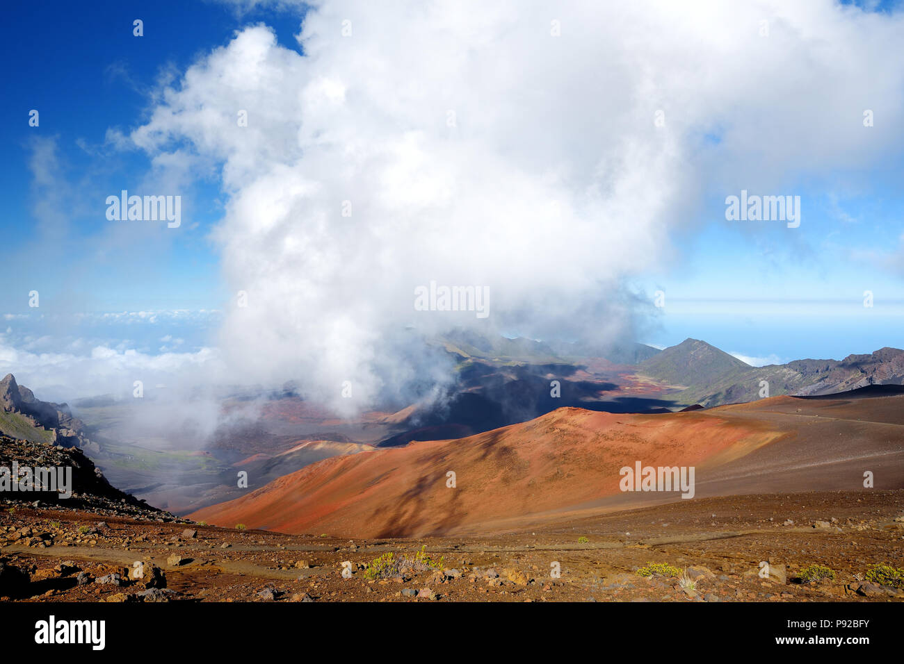 Paysage magnifique de volcan Haleakala Crater vu depuis le sentier des sables bitumineux coulissante. Belle vue sur le cratère et les cônes de cendres ci-dessous. Maui, Banque D'Images