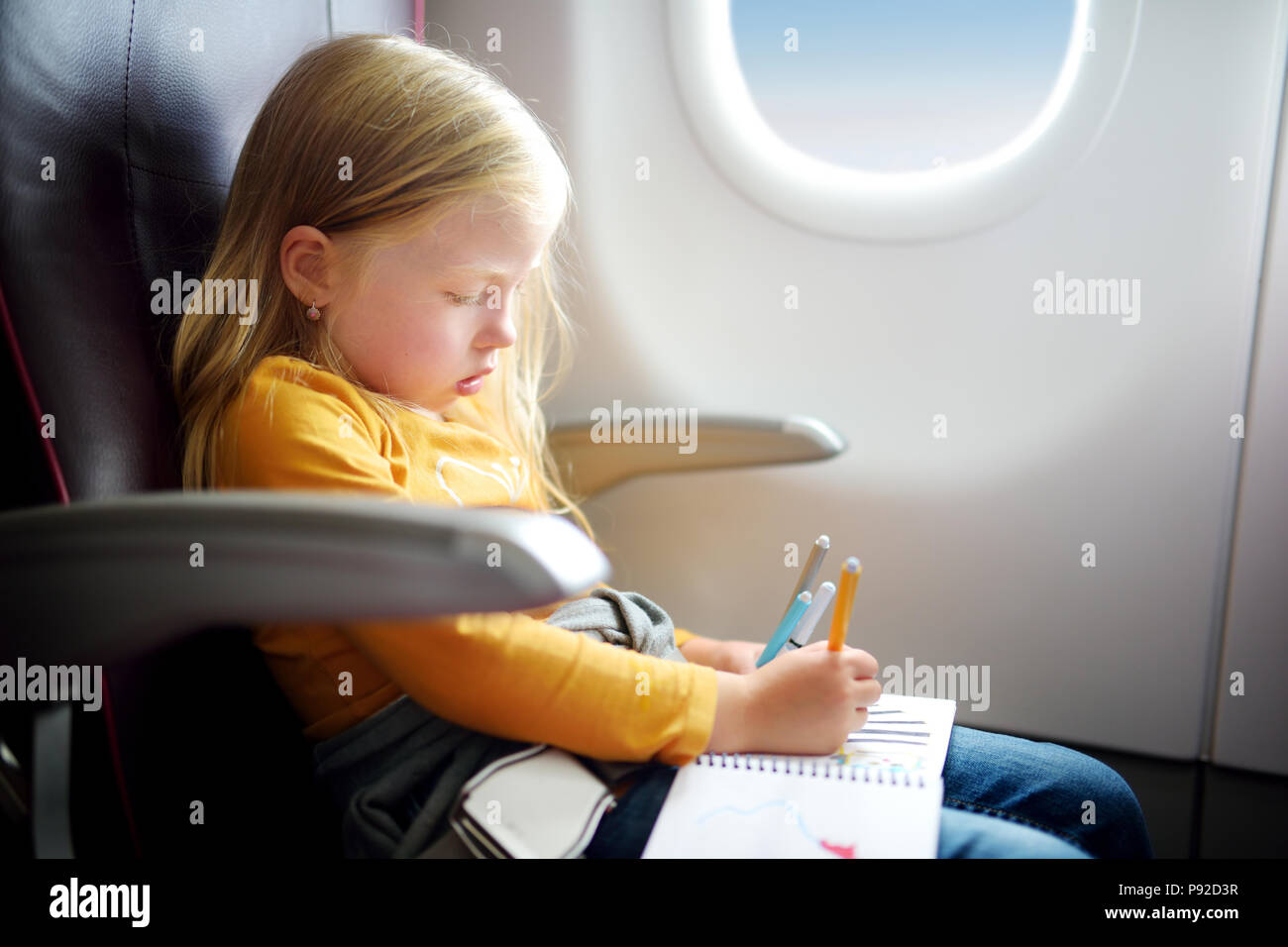 Adorable Petite Fille En Bas Âge Voyageant En Avion. Petit Enfant