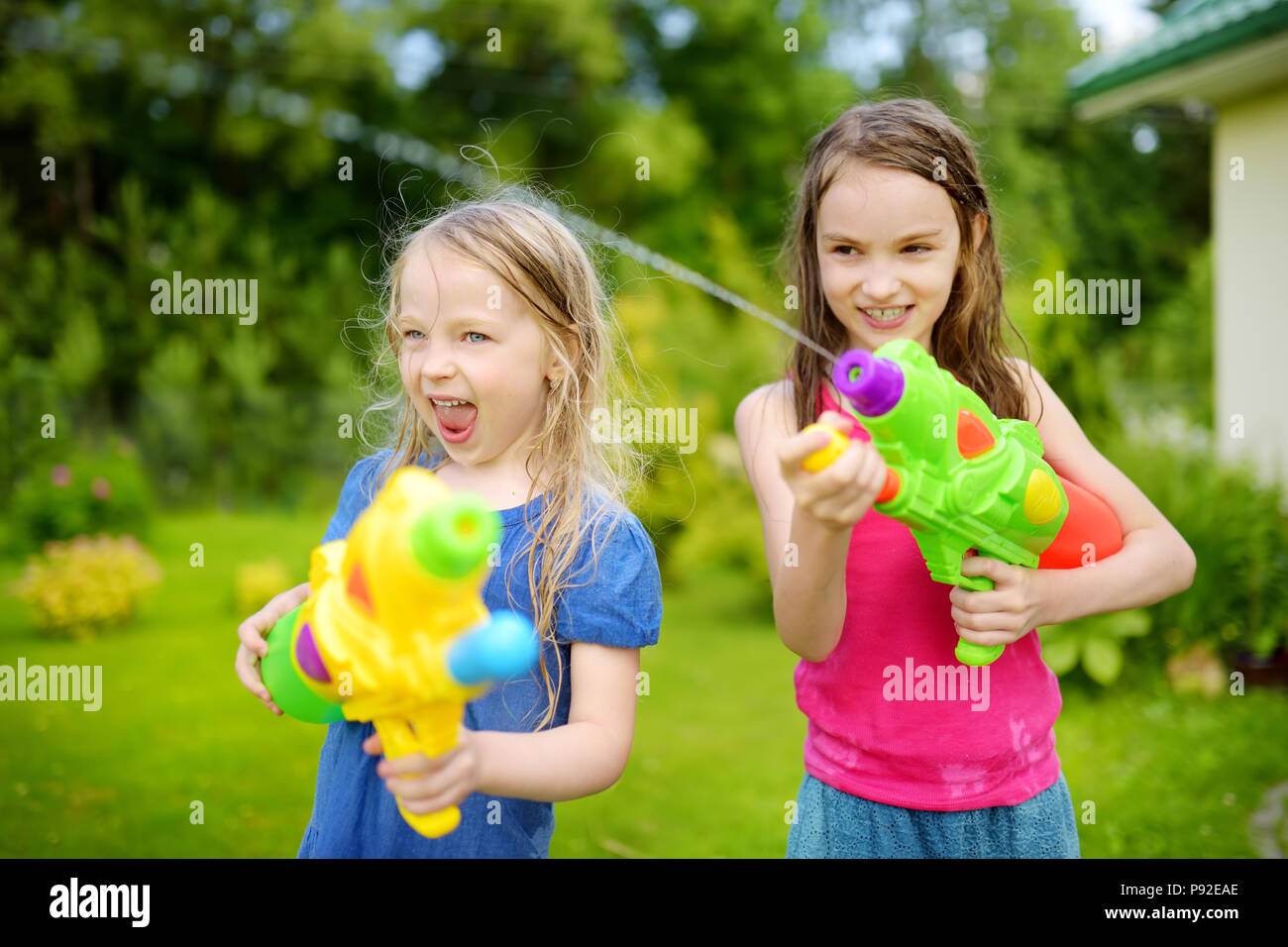 Adorable Petite Filles Jouant Avec Les Pistolets à Eau Sur