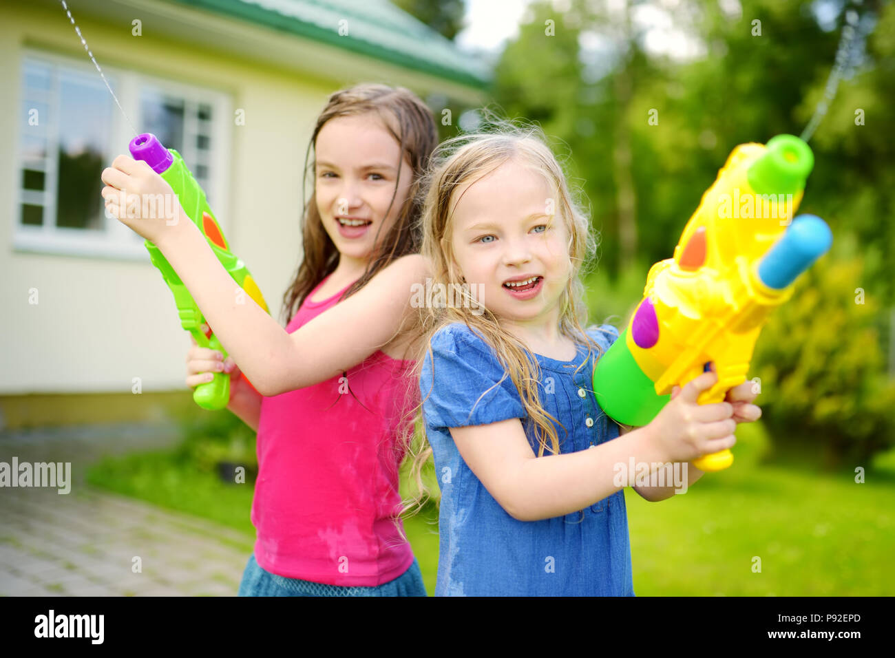 Adorable Petite Filles Jouant Avec Les Pistolets à Eau Sur