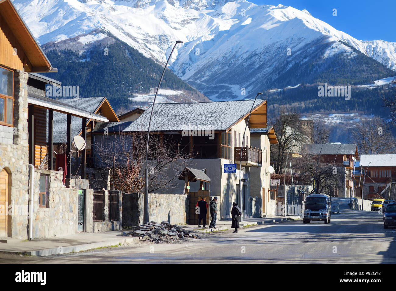 MESTIA, GÉORGIE - 21 NOVEMBRE 2016 : rues médiévales étroites de Mestia village sur chilly journée ensoleillée à la fin de l'automne. Paysage de montagne Haut Svaneti Banque D'Images