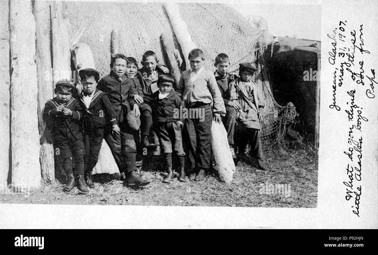 . 486 Fédération et les garçons autochtones appuyé contre un barabara, le Karluk, Alaska, juin 1906 COBB (0) Banque D'Images