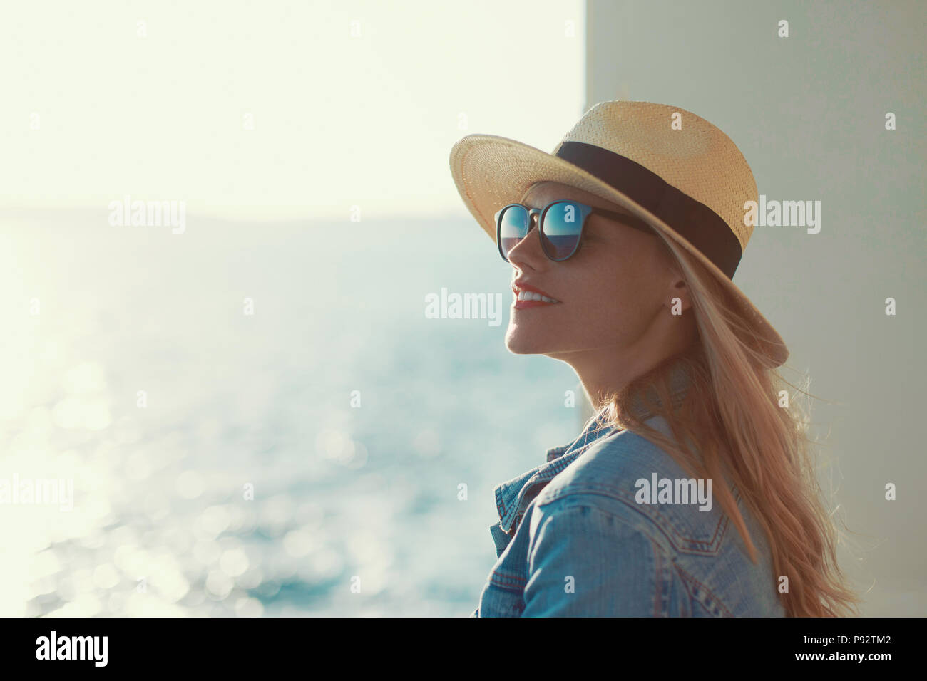 Meilleur jeune blonde woman portrait in hat on cruise ship, looking away Banque D'Images