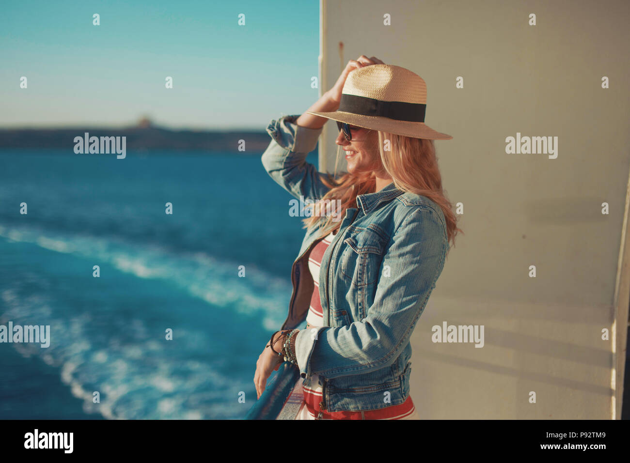 Femme jeune voyageur excité on cruise ship en attente d'amarrage, des vacances Banque D'Images