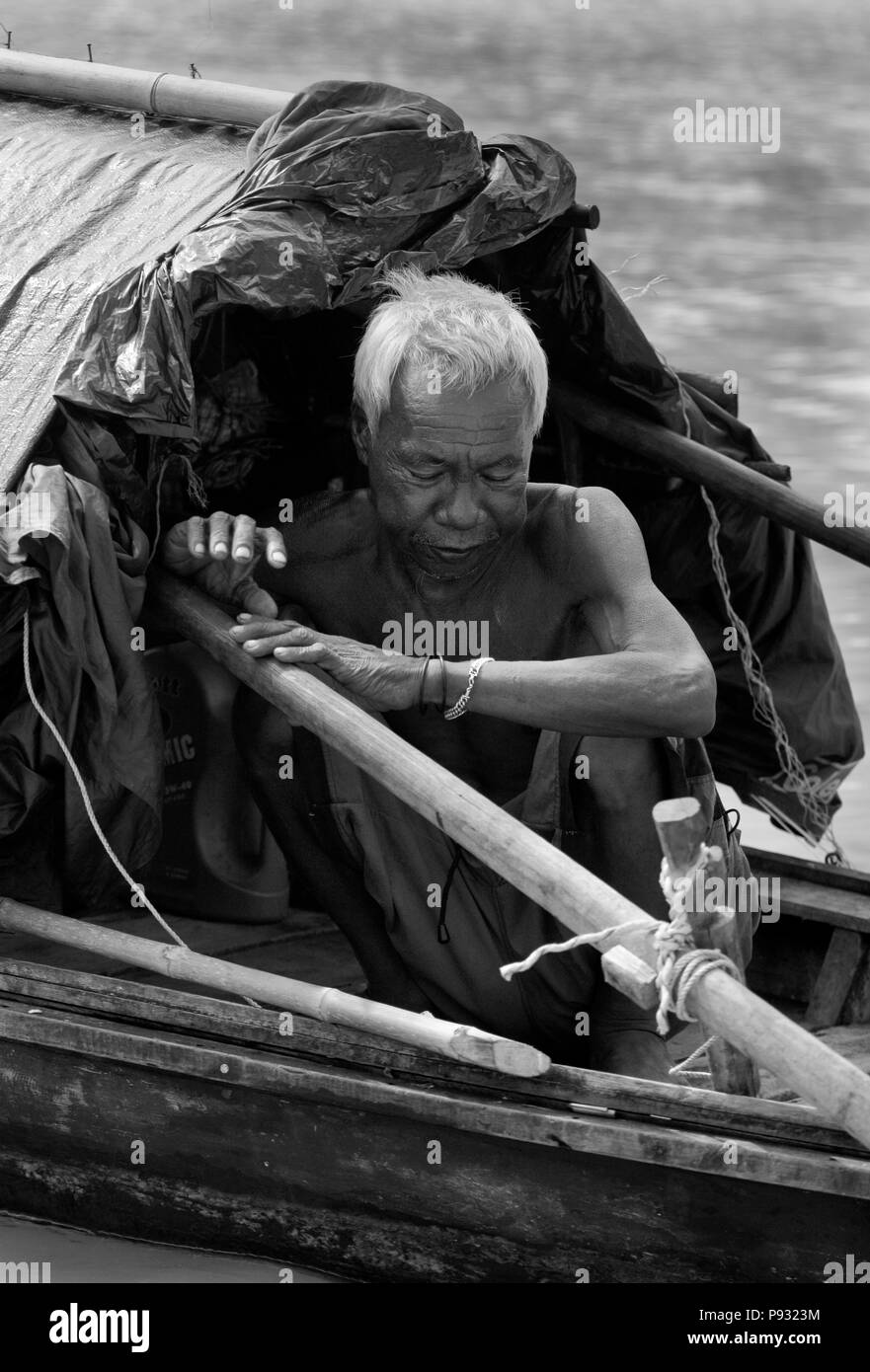 Un homme Moken dans son bateau près de son village sur Ko Surin île thaïlandaise dans le Parc National de Mu Koh Surin - la mer d'Andaman, Thaïlande Banque D'Images