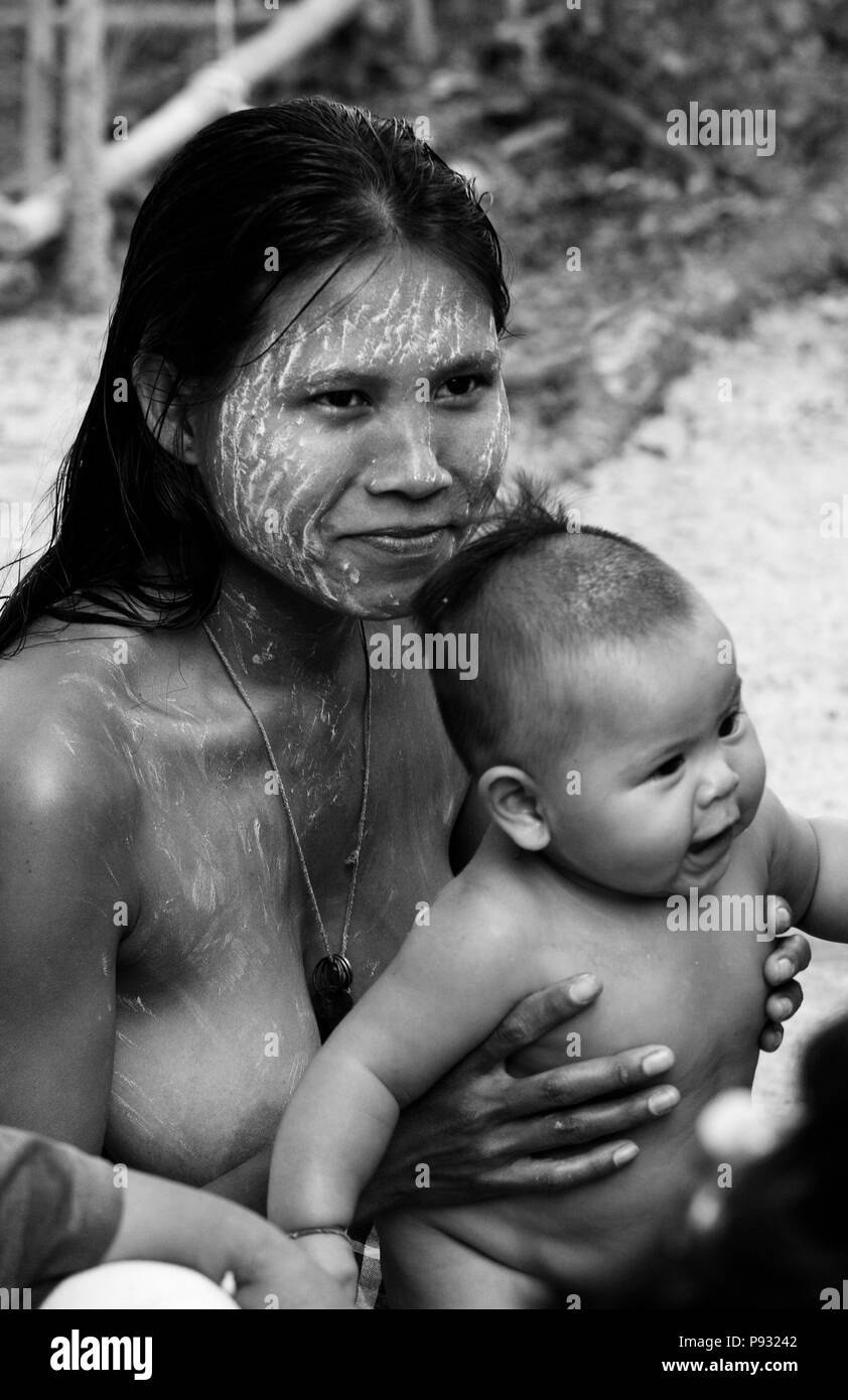 (Moken sea gypsy) les femmes et l'enfant dans son village sur Ko Surin île thaïlandaise dans le Parc National de Mu Koh Surin - la mer d'Andaman, Thaïlande Banque D'Images