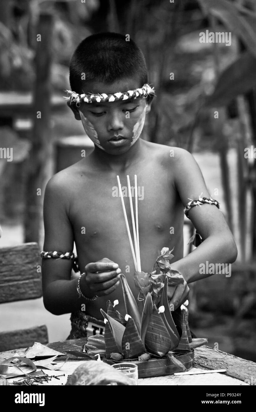 Un garçon fait une Loi Krathong flotter pendant le festival à la MAISON ET DE LA VIE en orphelinat - KHAO PHANG NNGA LOK, THAÏLANDE Banque D'Images