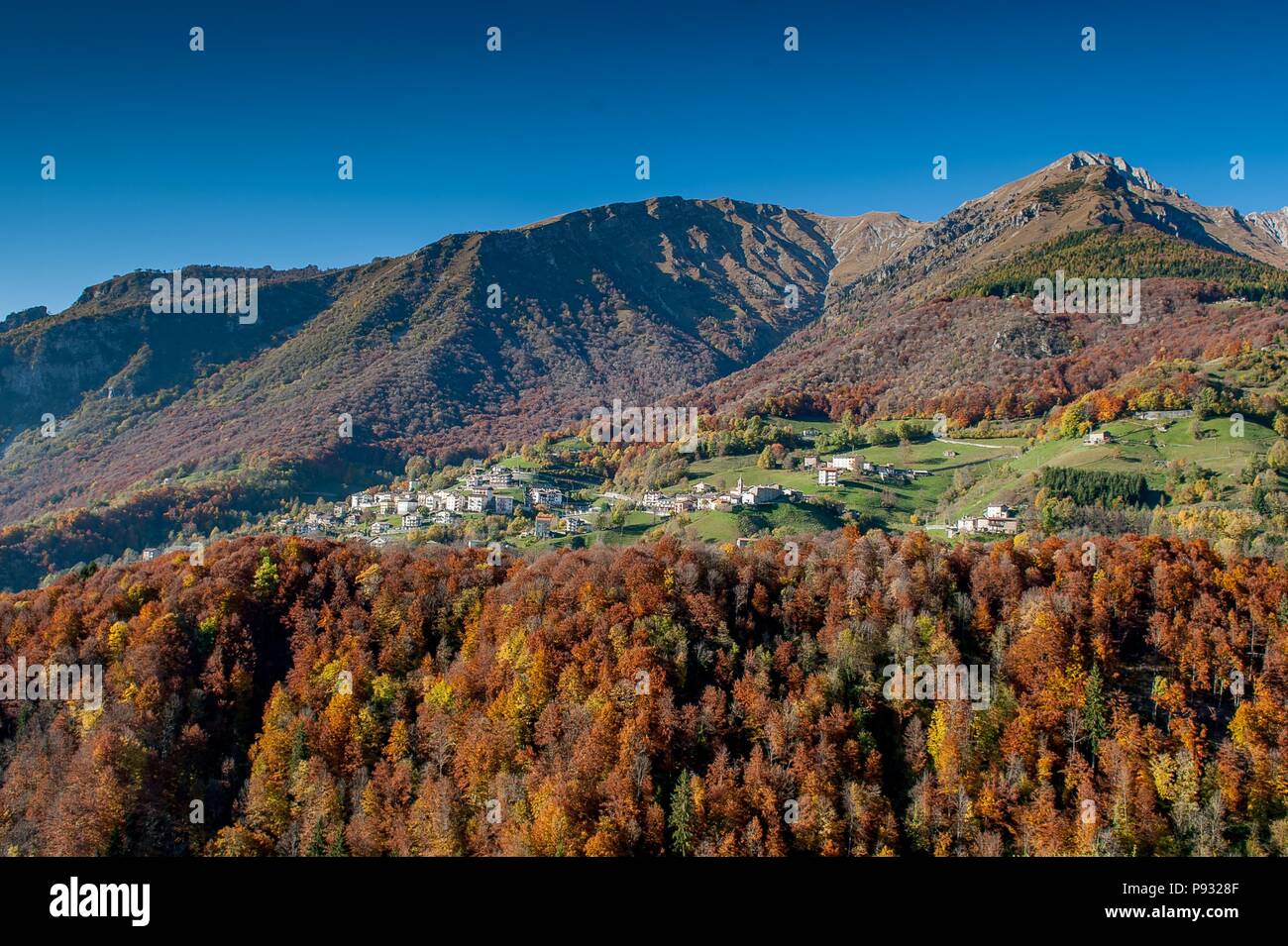 Petit village de montagne à l'automne Banque D'Images