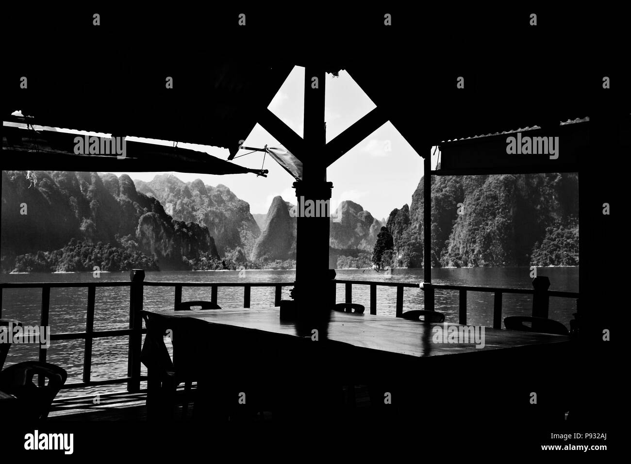 Coin repas NANG PRAI RAFT HOUSE SUR LE LAC CHEOW EN dans le parc national de Khao Sok - Thaïlande Banque D'Images