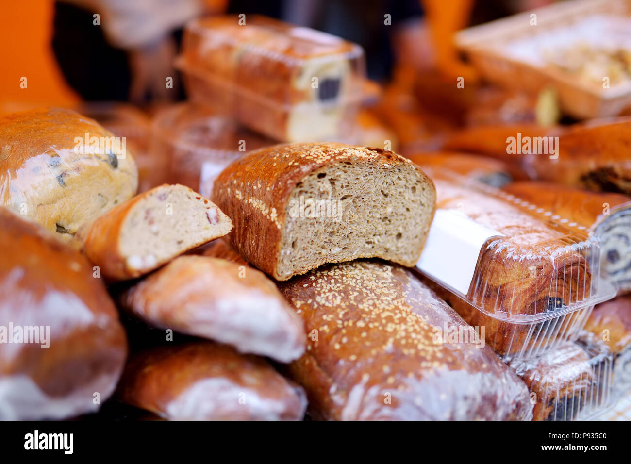 Miches de pain bio en vente au marché de producteurs extérieurs à Vilnius. Foire de printemps traditionnel en capitale de la Lituanie. Banque D'Images