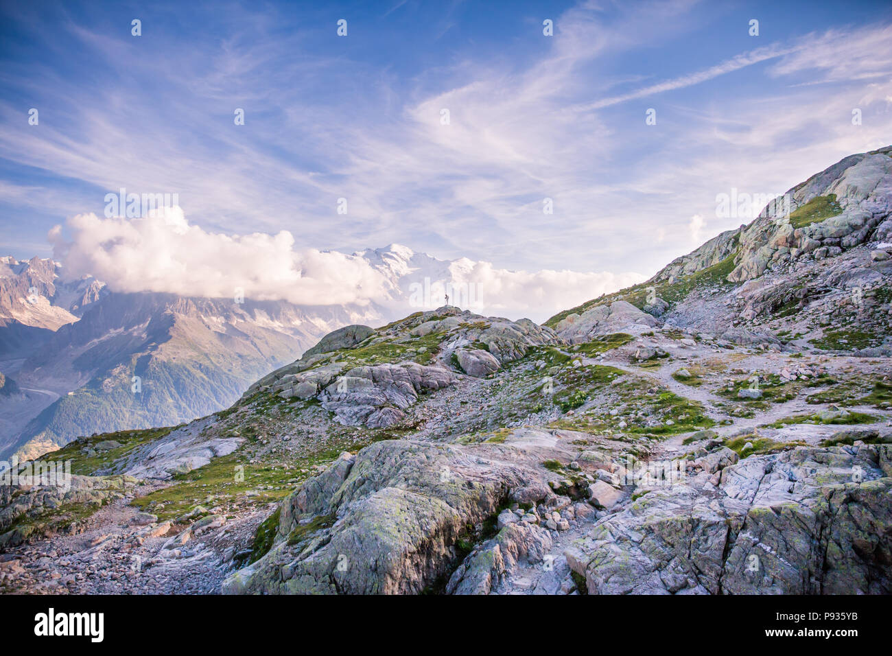 Photographe à l'extérieur debout sur le bord de la montagne en face du célèbre Mont Blanc Banque D'Images