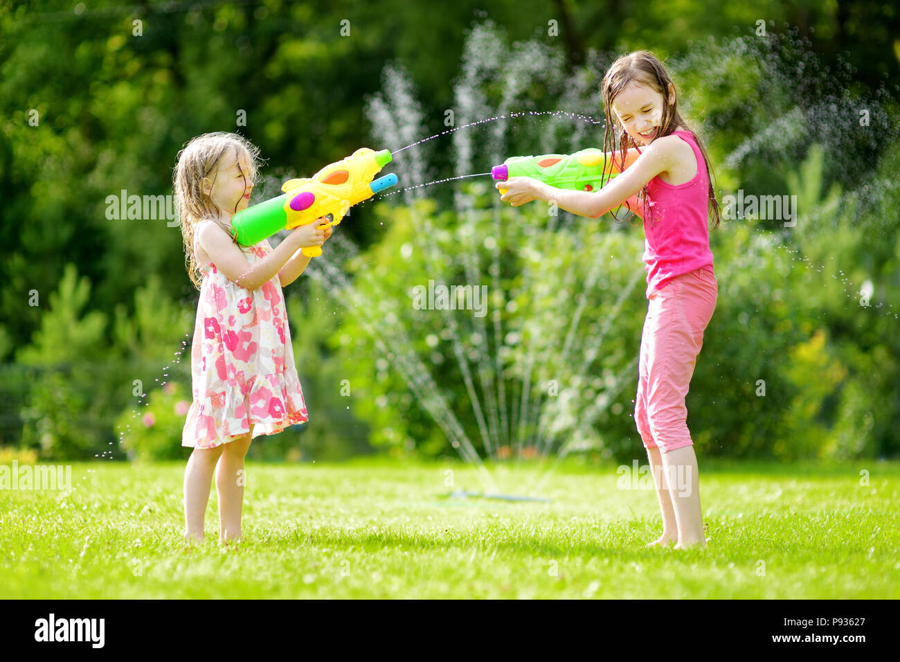 Adorable Petite Filles Jouant Avec Les Pistolets à Eau Sur