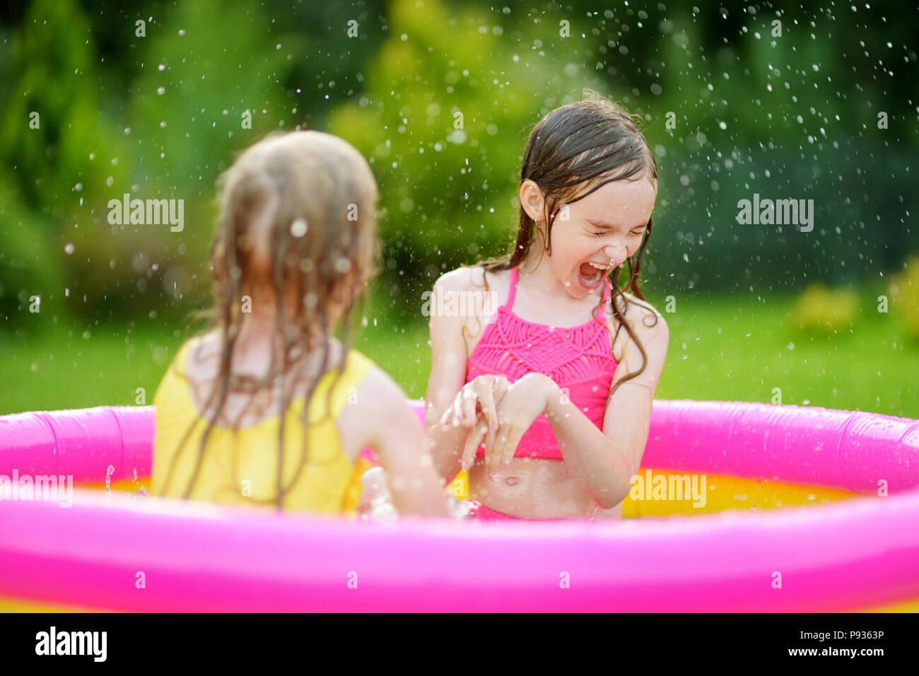 Adorable Petite Filles Jouant Dans La Piscine Gonflable Bébé