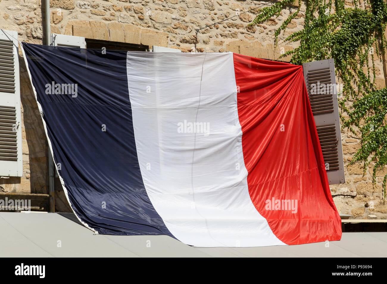 Drapeau français à la fenêtre pendant la coupe du monde de football 2018 Banque D'Images