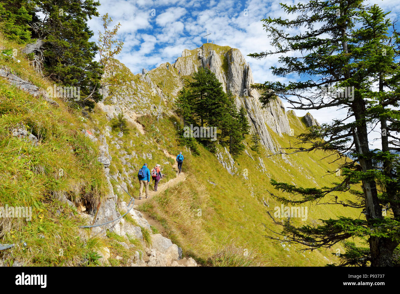 Les touristes sur un des sentiers de randonnée pittoresques de montagne Tegelberg, une partie d'Alpes, situé à nead Fussen ville, Bavière, Allemagne. Banque D'Images