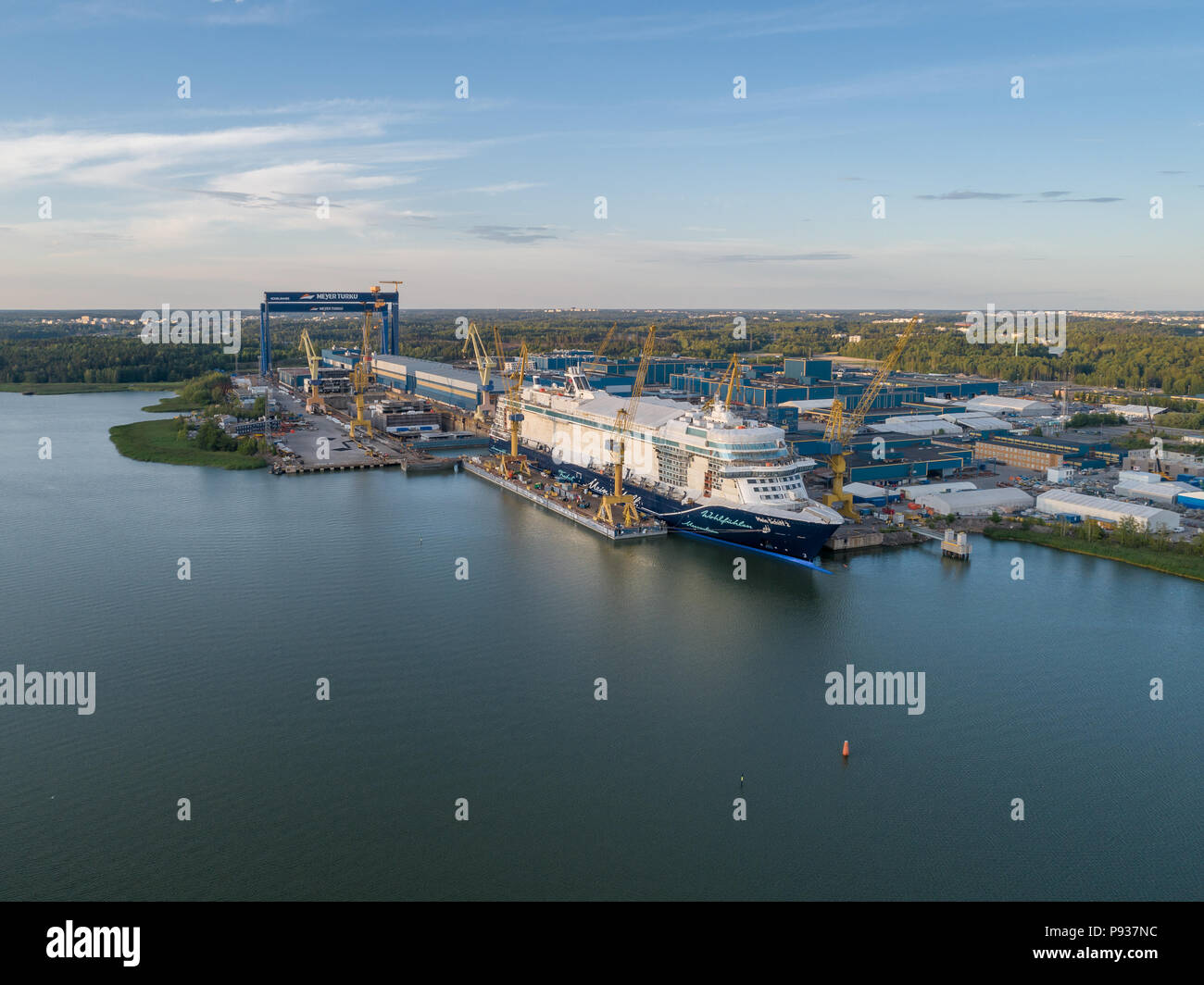 Paris, France - 6/7/2018 : Vue aérienne du chantier naval Meyer Turku avec Mein Schiff bateau de croisière en construction Banque D'Images