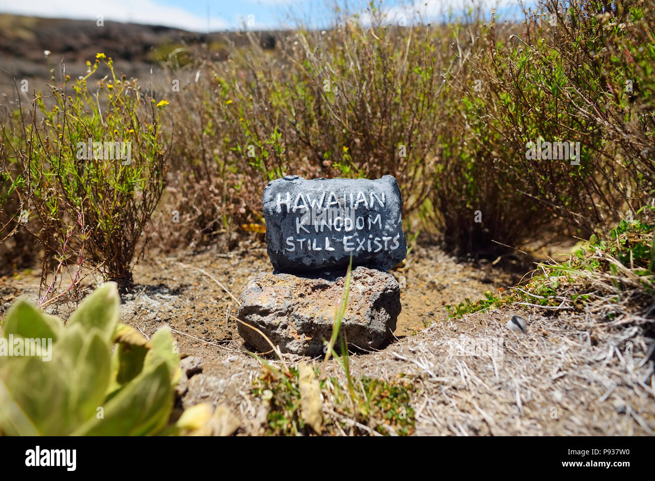 Hawaiian Royaume existe toujours' assis sur la pierre de lave figée après l'éruption du volcan Mauna Loa. Hawaï est un lieu riche de son histoire et culture, avec Banque D'Images