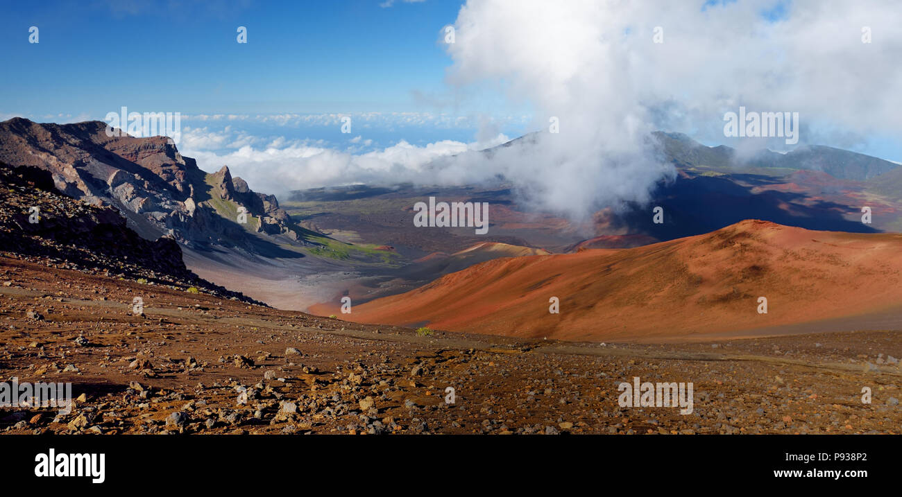 Paysage magnifique de volcan Haleakala Crater prises à partir de l'exploitation des sables bitumineux coulissante trail. Belle vue sur le cratère et les cônes de cendres ci-dessous. Maui Banque D'Images