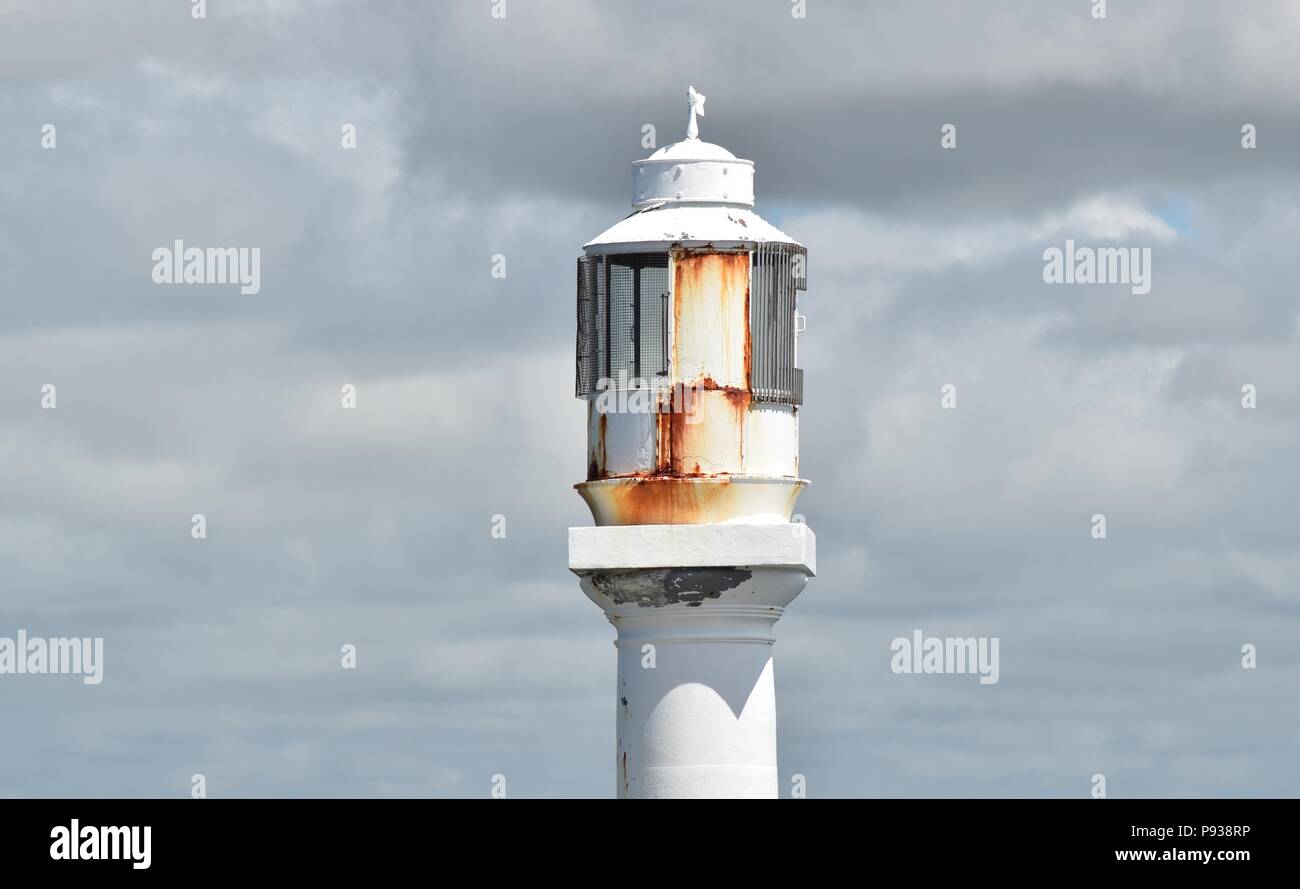 Vieux témoin de navigation situé dans le port de Penzance Banque D'Images