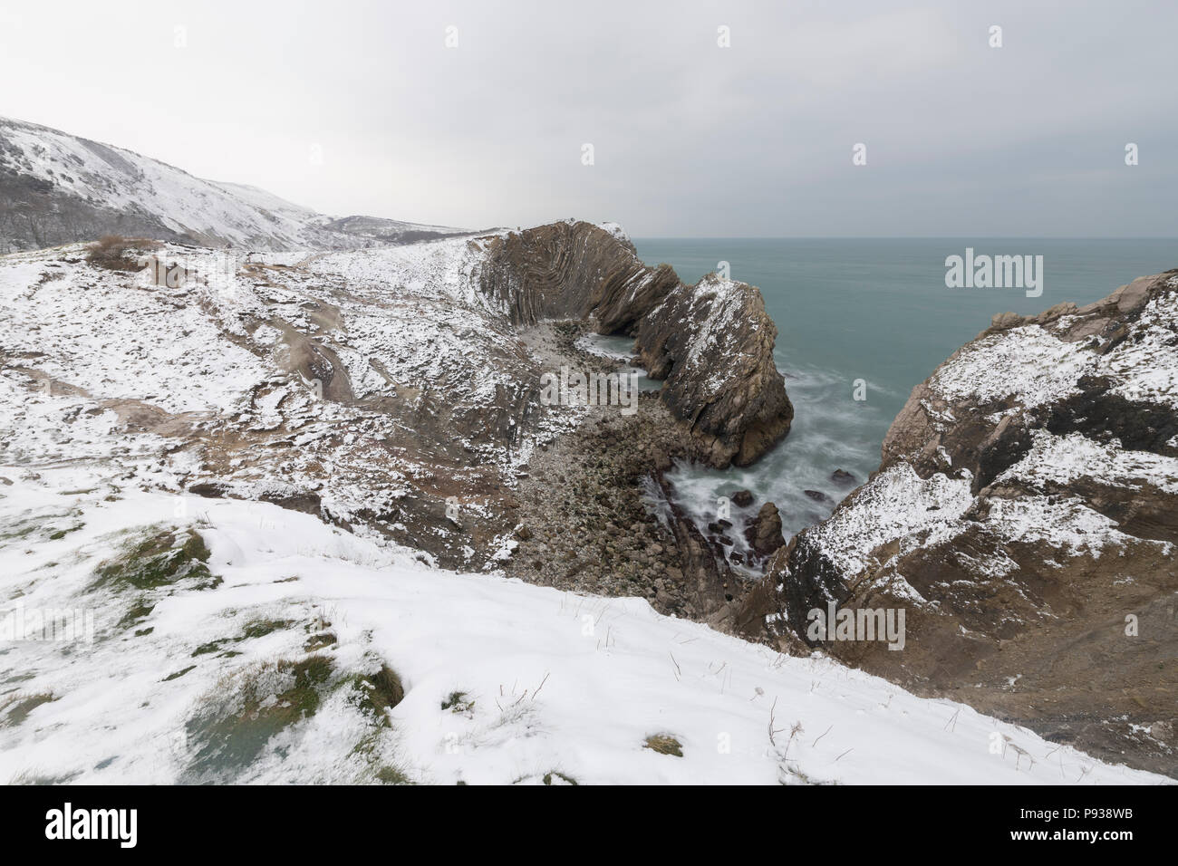 Trou près de l'escalier sur la côte de Lulworth Dorset dans la neige. Banque D'Images