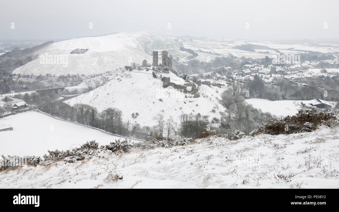 Château de Corfe dans la neige. Banque D'Images