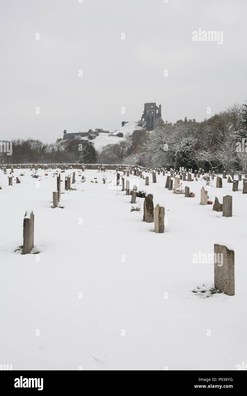 Château de Corfe Cimetière dans la neige. Banque D'Images