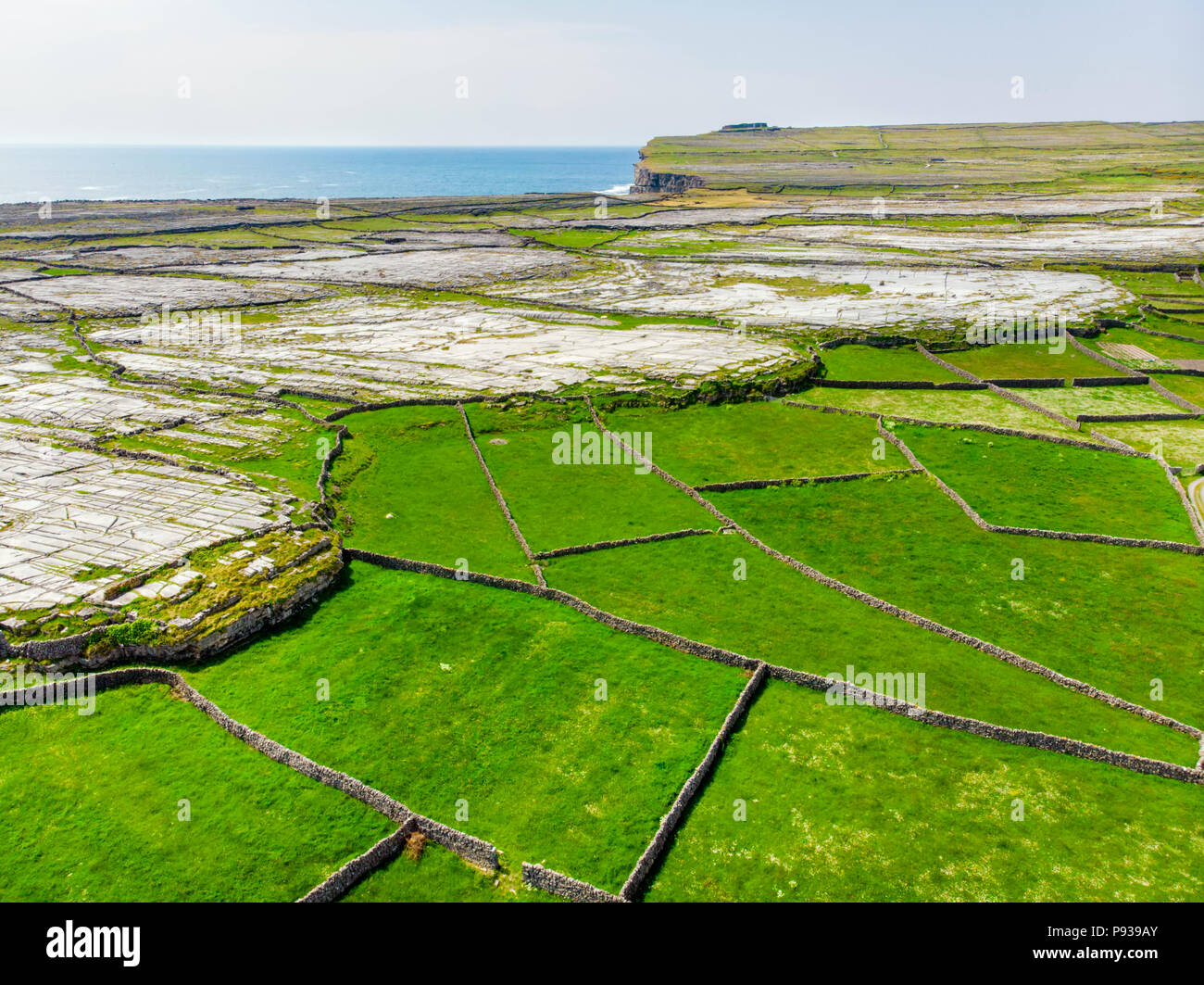 Vue aérienne de l'Inishmore ou Inis Mor, la plus grande des îles d'Aran dans la baie de Galway, en Irlande. Célèbre pour sa forte culture irlandaise, la loyauté à l'Iris Banque D'Images