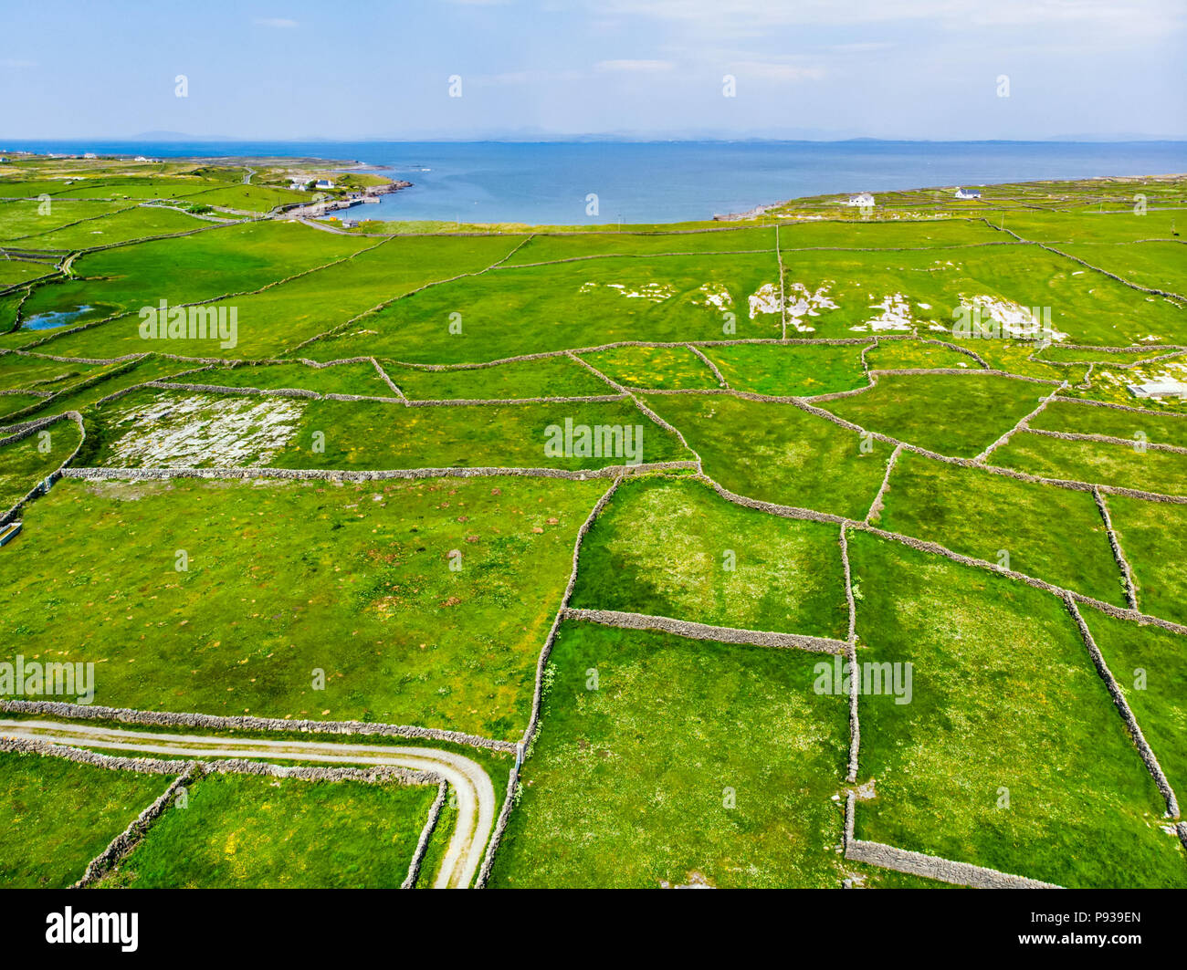 Vue aérienne de l'Inishmore ou Inis Mor, la plus grande des îles d'Aran dans la baie de Galway, en Irlande. Célèbre pour sa forte culture irlandaise, la loyauté à l'Iris Banque D'Images