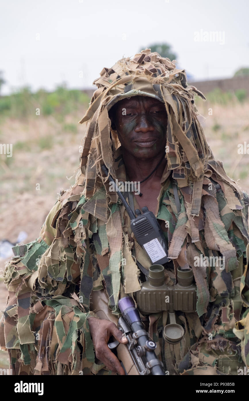 Atirador Furtivo Camuflado No Terno Do Ghillie Foto de Stock - Imagem de  uniforme, espingarda: 37938820