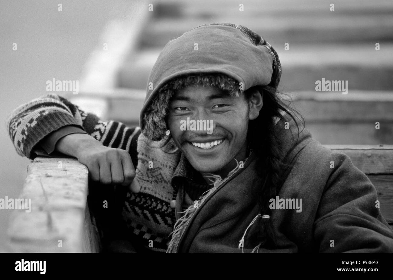 L'AMDO beau homme est assis dans un bateau que nous traversons la rivière BRAMAHAPUTRA aussi connu comme le YARLUNG TSAMPO au monastère de Samye - Tibet Banque D'Images