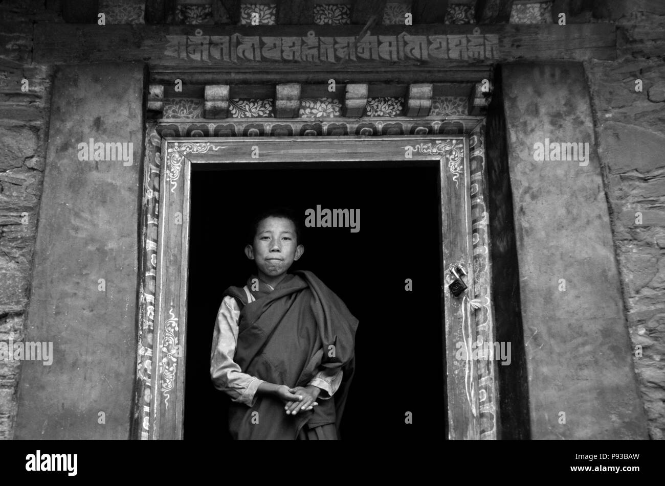 Le moine bouddhiste au TEMPLE TRANDRUK qui a été fondée par le roi SONGTSEN GAMPO au 7ème siècle - LA VALLÉE DE YARLUNG, Tibet Banque D'Images