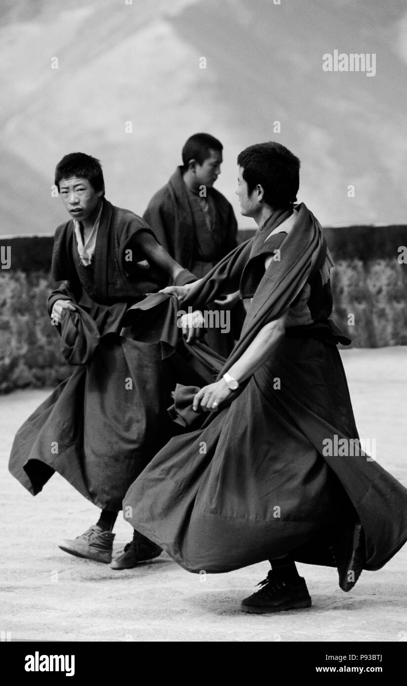 Moines de la secte KAGYU du bouddhisme tibétain pratiquer leurs danses cérémonielles au monastère de DRIGUNG - Tibet Banque D'Images