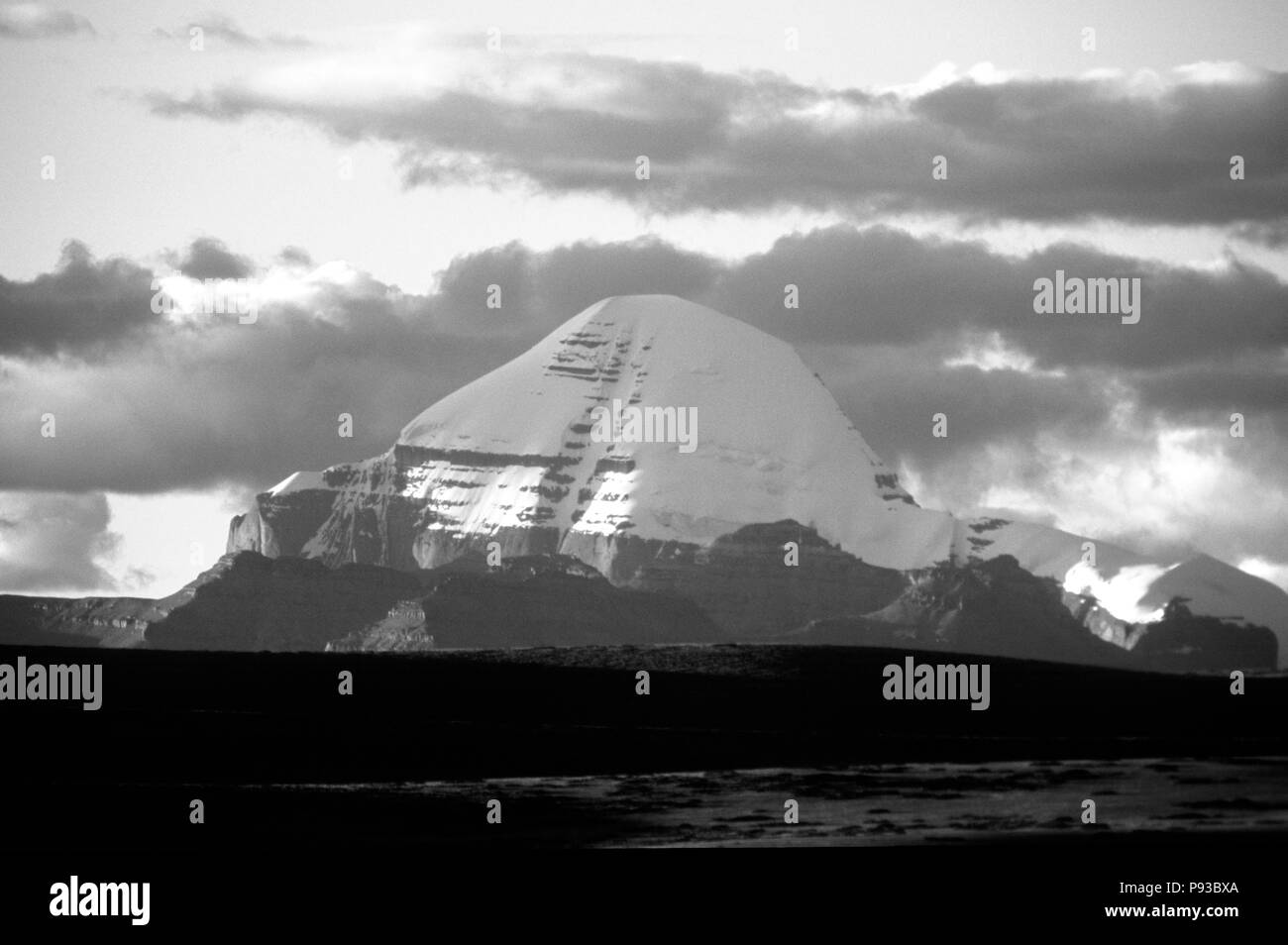 Mont Kailash (6638M) est la plus sacrée de l'HIMALAYAN PEAK et visité par des pèlerins bouddhistes et hindous - Tibet Banque D'Images