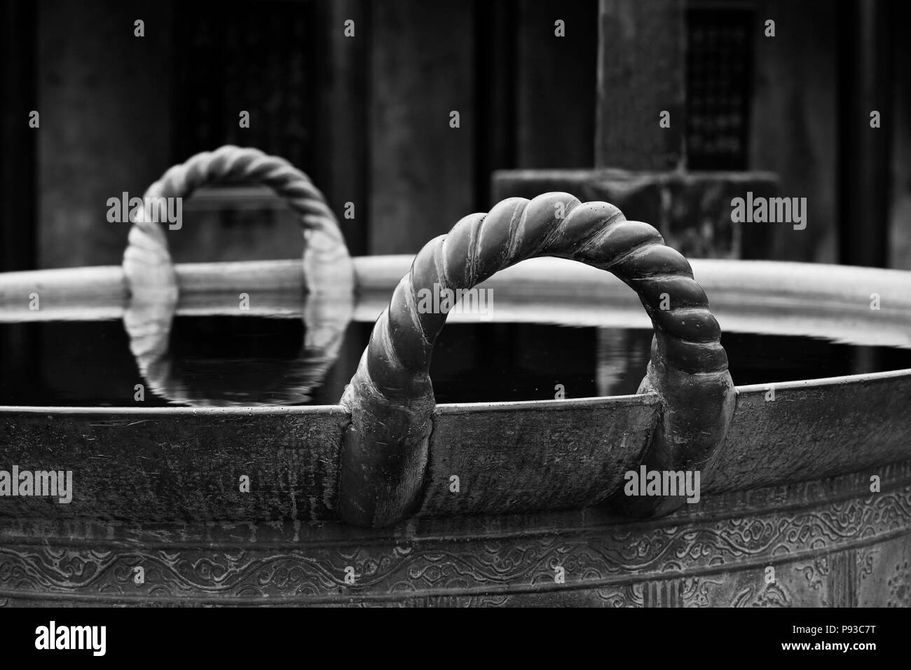 Détail de l'ACC en bronze 17e siècle gargantuesque DONG (CHAUDRON) à l'intérieur de la CITADELLE IMPÉRIALE - HUE, Vietnam Banque D'Images