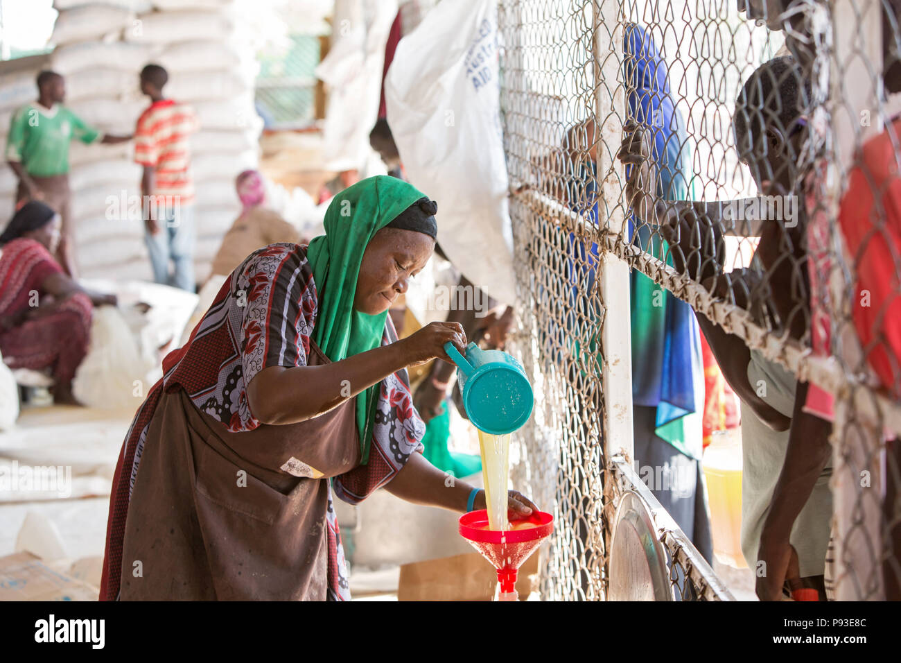 Kakuma, Kenya - distribution de nourriture par l'organisme d'aide humanitaire du Programme alimentaire mondial dans un entrepôt sécurisé dans le camp de réfugiés de Kakuma. Banque D'Images