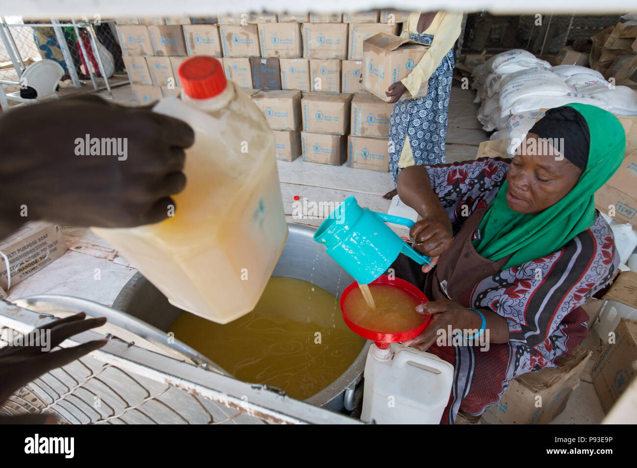 Kakuma, Kenya - distribution de nourriture par l'organisme d'aide humanitaire du Programme alimentaire mondial dans un entrepôt sécurisé dans le camp de réfugiés de Kakuma. Banque D'Images