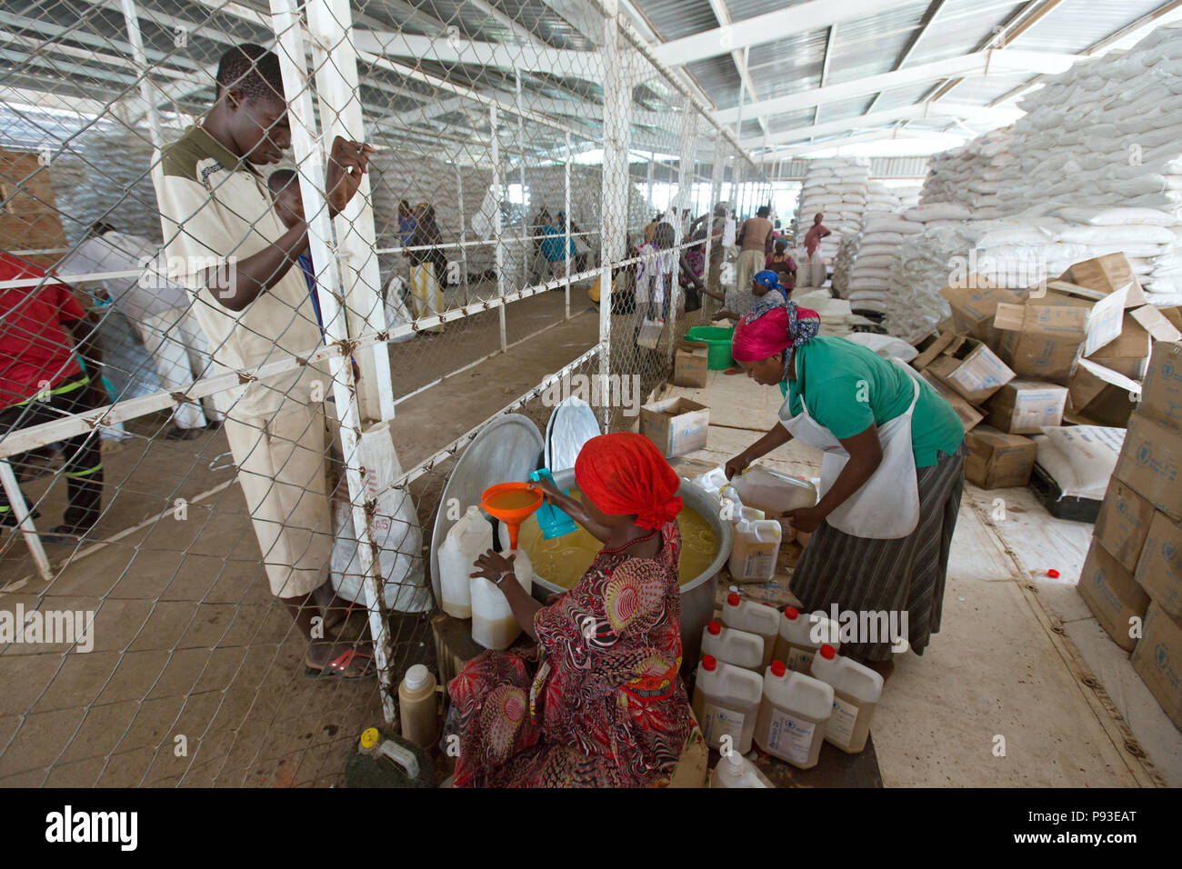 Kakuma, Kenya - distribution de nourriture par l'organisme d'aide humanitaire du Programme alimentaire mondial dans un entrepôt sécurisé dans le camp de réfugiés de Kakuma. Banque D'Images
