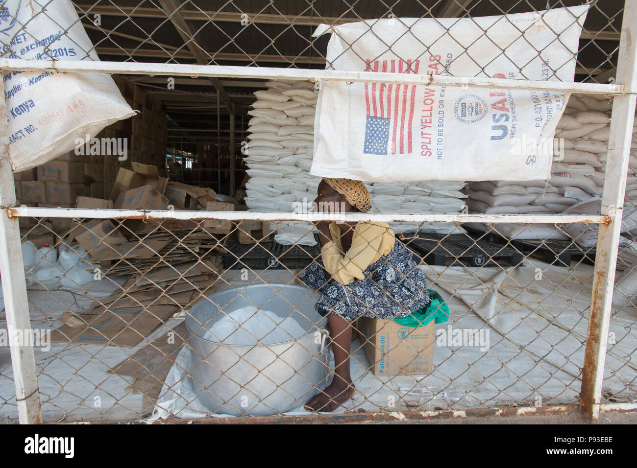 Kakuma, Kenya - distribution de nourriture par l'organisme d'aide humanitaire du Programme alimentaire mondial dans un entrepôt sécurisé dans le camp de réfugiés de Kakuma. Banque D'Images