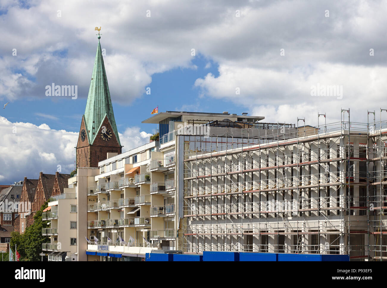 Bremen, Allemagne - 10 juillet 2018 - Chantier de construction du nouveau bâtiment Kuehne sur les rives du fleuve Weser avec l'église Martini dans la rue bac Banque D'Images