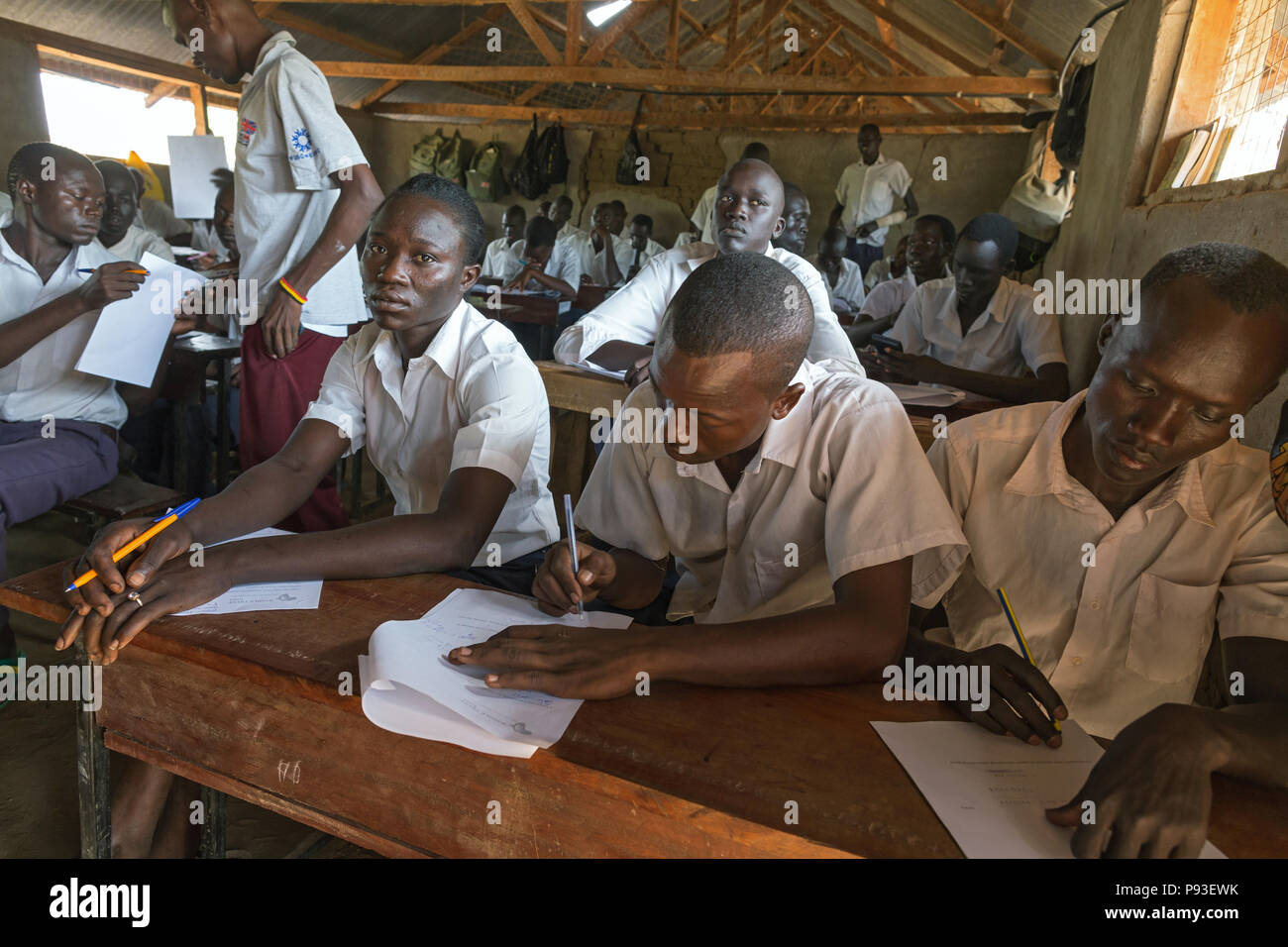 Kakuma, Kenya - Les élèves rédigent leurs examens dans une salle de classe d'une école dans le camp de réfugiés de Kakuma. Banque D'Images