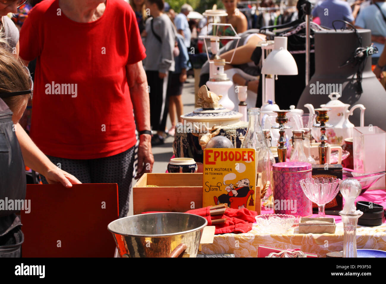 Copenhague, Danemark - 14 juillet, 2018 Week-end : marché aux puces dans le centre-ville sur une journée ensoleillée. Stand du marché avec des objets à vendre et les gens sont à la recherche Banque D'Images