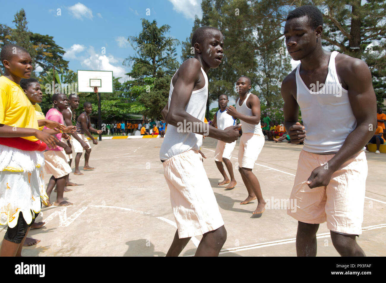 Bombo, Ouganda - Etudiants du centre de formation professionnelle Don Bosco Bombo exécuter une danse. Banque D'Images