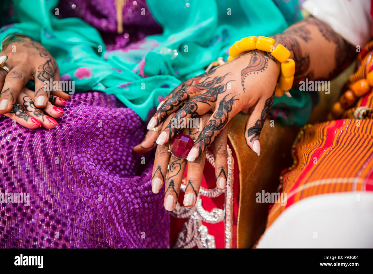 Le henné noir et brun dessins mains sur les femmes africaines pour la cérémonie du mariage Banque D'Images